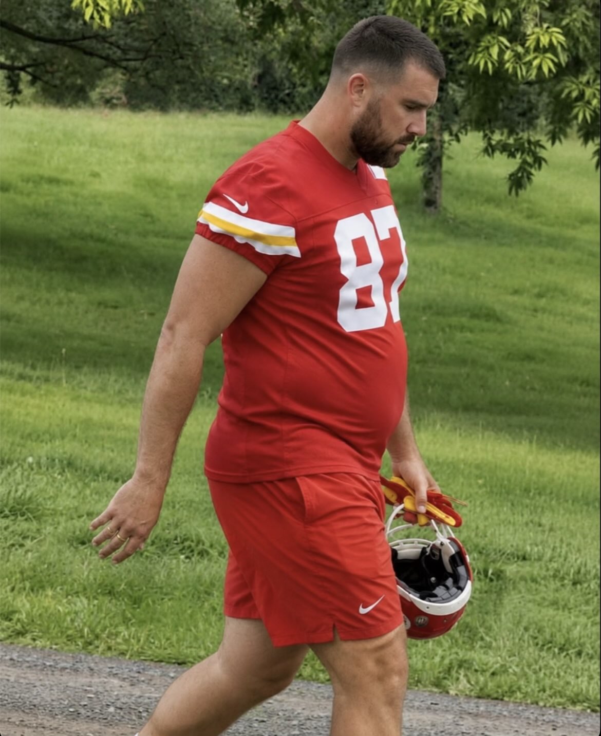 Travis Kelce walks to Chiefs training camp with a dad bod